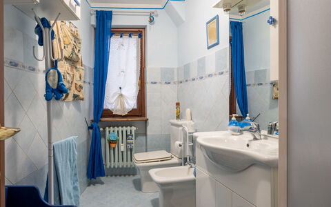 Hedelweiss House: Specchio, Proprietà, Fotografia, Rubinetto, Lavello, Idraulico Fixture, Blu, Viola, Azzurro, Bagno