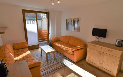Cà Serena: Proprietà, Tavolo, Mobilia, Costruzione, Comfort, Legna, Divano, Interior Design, Pavimento, Pavimentazione