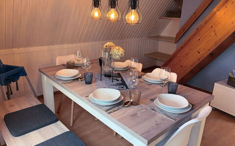 Waldrauschen: Tavolo, Mobilia, Tavola, Proprietà, Dishware, Legna, Sedia, Interior Design, Piatto, Serveware