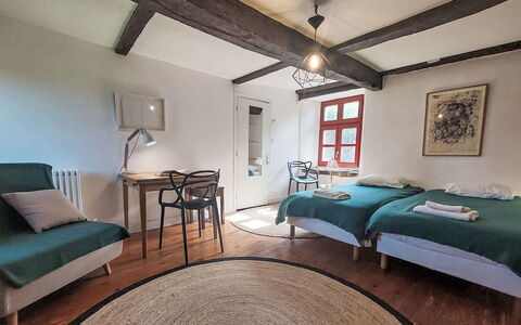 Arbenn 1: Mobilia, Letto, Camera Da Letto, Parete, Pavimento, Pavimentazione, Interior Design, Lenzuolo, Bedding, Legna