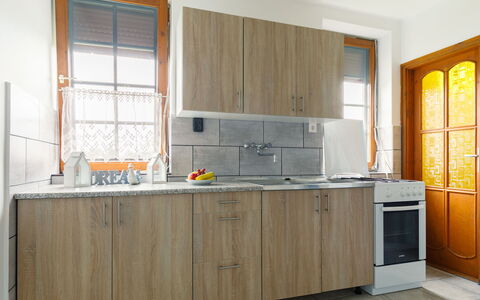 Nimrod: Cabinetry, Rubinetto, Controsoffitto, Lavandino Della Cucina, Costruzione, Lavello, Finestra, Cucina, Legna, Cucina Stufa