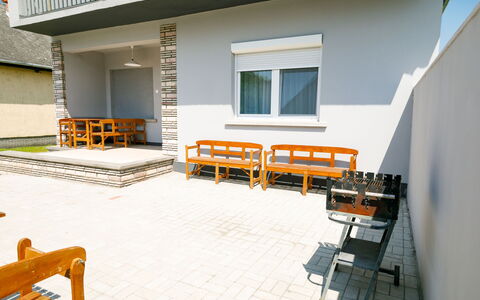 Pioneer: Costruzione, Finestra, Legna, Interior Design, Sedia, Shade, Pavimento, Pavimentazione, Urban Design, Immobiliare