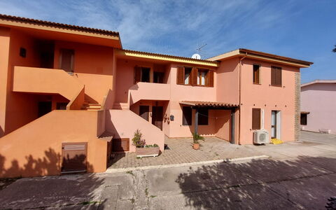 Lucia: Cielo, Nube, Costruzione, Finestra, Casa, Pianta, Quartiere, Zona Residenziale, Shade, Immobiliare