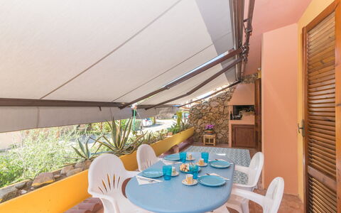Lucia: Tavolo, Proprietà, Mobilia, Sedia, Pianta, Costruzione, Interior Design, Legna, Architettura, Shade