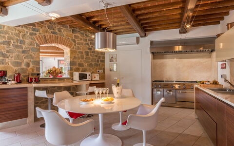 Villa Vico: Tavolo, Controsoffitto, Mobilia, Proprietà, Cabinetry, Sedia, Cucina, Legna, Illuminazione, Interior Design