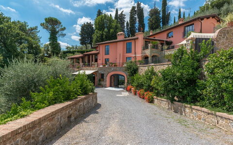 Villa Vico: Cielo, Nube, Pianta, Costruzione, Finestra, Albero, Manto Stradale, Casa, Quartiere, Paesaggio