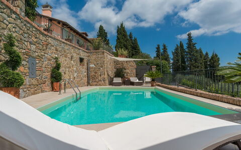 Villa Vico: Acqua, Nube, Costruzione, Pianta, Cielo, Proprietà, Piscina, Azzurro, Albero, Architettura