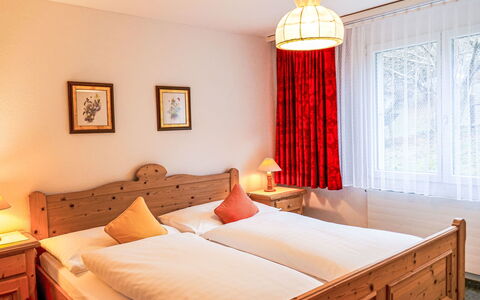 Chalet Wyssefluh: Mobilia, Letto, Interior Design, Camera Da Letto, Lenzuolo, Legna, Bedding, Soffitto, Camera, Pavimentazione