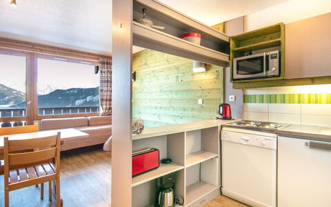 Les Avanchers-Valmorel 605: Mobilia, Cabinetry, Legna, Controsoffitto, Costruzione, Pavimento, Pavimentazione, Sedia, Tavolo, Soggiorno