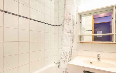Les Avanchers-Valmorel 605: Specchio, Idraulico Fixture, Rubinetto, Proprietà, Lavello, Bagno, Lavandino Del Bagno, Costruzione, Vasca Da Bagno, Rettangolo