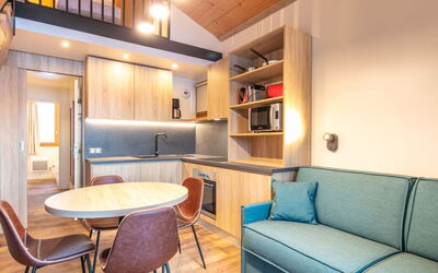 Beauregard 606.5: Tavolo, Proprietà, Mobilia, Divano, Cabinetry, Legna, Sedia, Illuminazione, Interior Design, Soggiorno