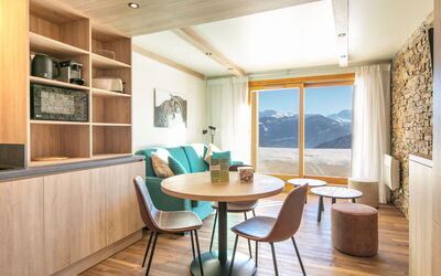 Beauregard 606.4: Tavolo, Mobilia, Proprietà, Legna, Sedia, Interior Design, Pavimentazione, Pavimento, Soggiorno, Finestra