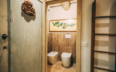 Casa San Valentino: Marrone, Proprietà, Costruzione, Legna, Interior Design, Porta, Bagno, Casa, Pavimento