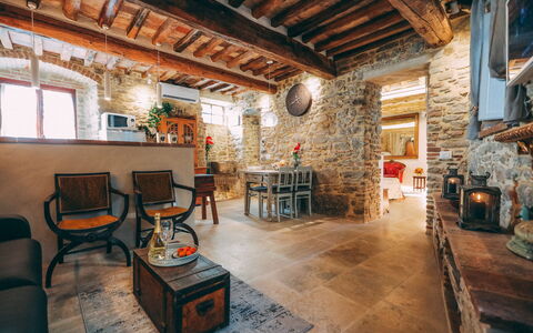 Casa San Valentino: Mobilia, Tavolo, Interior Design, Finestra, Architettura, Pavimentazione, Legna, Costruzione, Pavimento, Sedia
