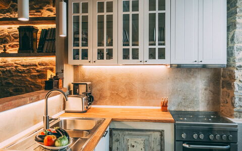 Casa San Valentino: Controsoffitto, Rubinetto, Proprietà, Cabinetry, Lavandino Della Cucina, Finestra, Lavello, Cucina, Legna, Interior Design