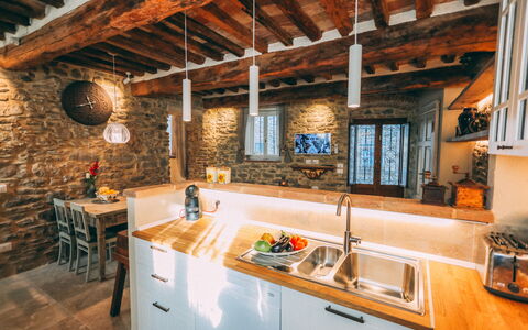 Casa San Valentino: Proprietà, Mobilia, Controsoffitto, Cabinetry, Lavello, Legna, Lavandino Della Cucina, Finestra, Costruzione, Tavolo