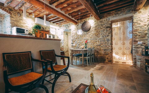 Casa San Valentino: Mobilia, Proprietà, Tavolo, Divano, Legna, Sedia, Interior Design, Pavimento, Pavimentazione, Costruzione