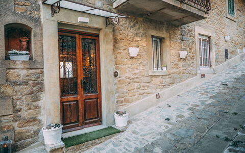 Casa San Valentino: Finestra, Costruzione, Porta, Legna, Brick, Architettura, Muratura, Quartiere, Manto Stradale