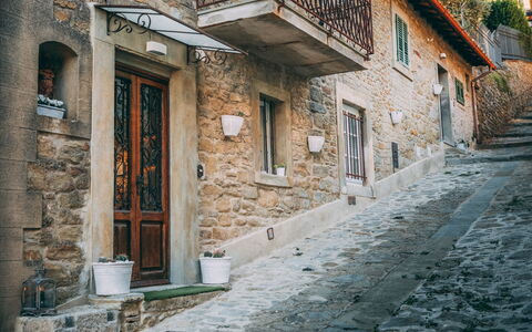 Casa San Valentino: Proprietà, Finestra, Costruzione, Porta, Azzurro, Legna, Illuminazione, Pianta, Architettura, Manto Stradale