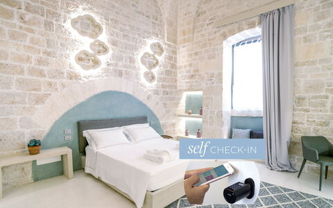 B&b Vico Bianco: Mobilia, Proprietà, Costruzione, Comfort, Azzurro, Interior Design, Telaio Del Letto, Pavimentazione, Pavimento, Casa