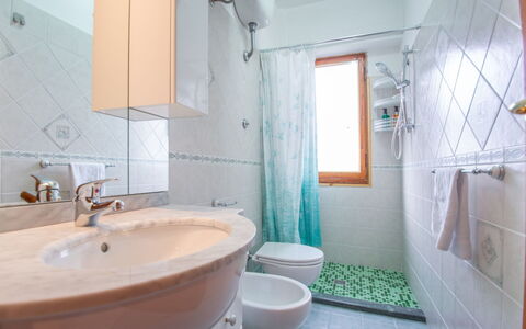 La Collina: Specchio, Lavello, Idraulico Fixture, Rubinetto, Proprietà, Lavandino Del Bagno, Viola, Bagno, Interior Design, Costruzione