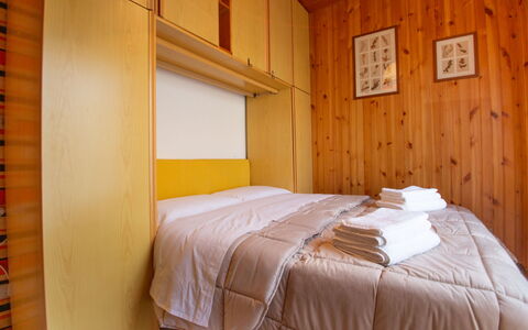 La Collina: Proprietà, Mobilia, Comfort, Legna, Interior Design, Pavimento, Telaio Del Letto, Latifoglie