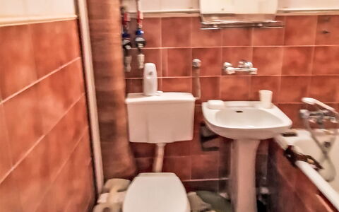 Kasprzaka Warszawa: Toilet Seat, Bagno, Idraulico Fixture, Gabinetto, Lavandino Del Bagno, Lavello, Pavimentazione, Pavimento, Idraulico, Rubinetto