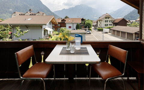 Chalet Dori: Mobilia, Tavolo, Sedia, Catena Montuosa, Mobili Da Esterno, Ristorante, Tavolo Esterno, Balcone, Pianta Della Casa, Cucina & Sala Da Pranzo Tavolo