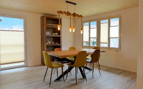 Chalet Dori: Mobilia, Proprietà, Finestra, Sedia, Tavolo, Legna, Finestra Cieca, Shade, Interior Design, Sala