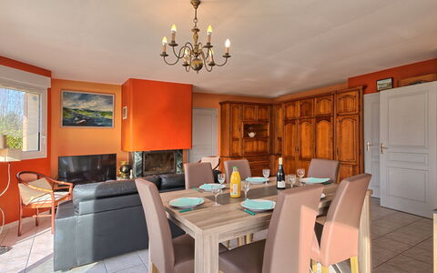 Charme de Penvins: Tavolo, Mobilia, Proprietà, Cielo, Costruzione, Divano, Azzurro, Nube, Shade, Interior Design
