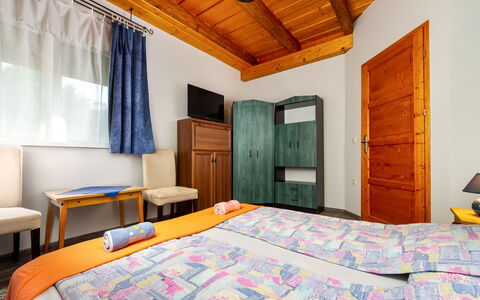 Violette: Tavolo, Mobilia, Proprietà, Legna, Interior Design, Illuminazione, Divano, Architettura, Pavimentazione, Soggiorno