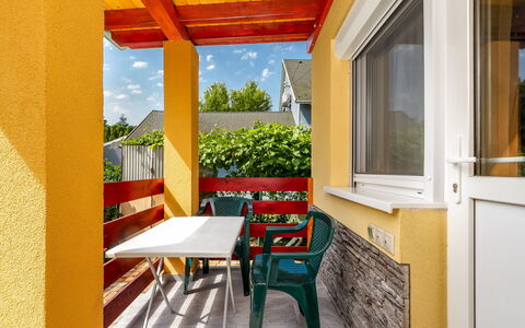 Violette: Tavolo, Mobilia, Proprietà, Legna, Interior Design, Illuminazione, Divano, Architettura, Pavimentazione, Soggiorno
