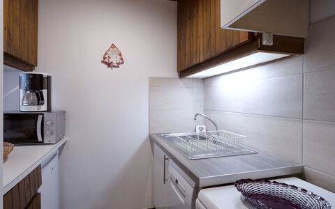 Le Bionnassay: Proprietà, Cabinetry, Costruzione, Bianca, Lavello, Cucina Stufa, Cucina, Illuminazione, Rubinetto, Controsoffitto