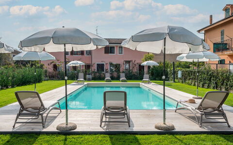 Imperia 388: Acqua, Pianta, Nube, Cielo, Proprietà, Mobilia, Piscina, Ombrello, Azzurro, Costruzione