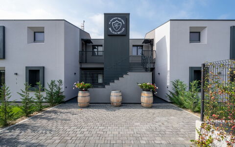 Imperia 388: Facciata, Urban Design, Materiale Composito, Estate, Cortile, Calcestruzzo, Cortile, Landscaping, Balcone, Le Scale