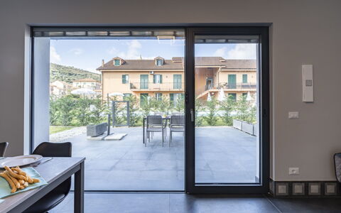 Imperia 388: Costruzione, Finestra, Pianta, Tavolo, Albero, Shade, Legna, Pavimento, Porta