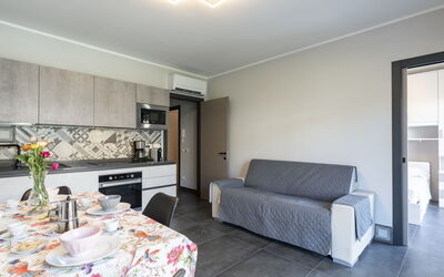 Ormeasco 388.6: Mobilia, Tavolo, Interior Design, Pianta, Divano, Pavimentazione, Pavimento, Fiore, Legna, Soggiorno