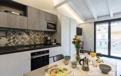 Vermentino 388.4: Tavolo, Proprietà, Mobilia, Cibo, Tavola, Finestra, Cabinetry, Arancia, Interior Design, Soggiorno