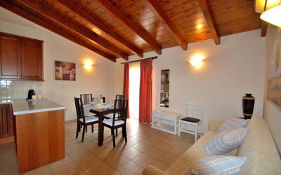 Apartment Superior 5 Balcony: Mobilia, Costruzione, Soggiorno, Legna, Comfort, Interior Design, Cornice, Lampada, Casa, Pavimento
