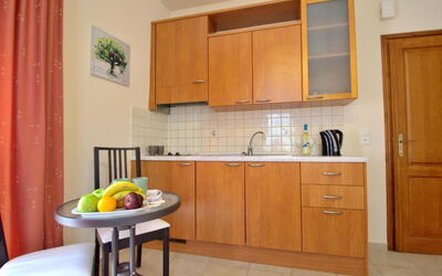 Studio 3 Balcony: Cabinetry, Controsoffitto, Proprietà, Mobilia, Costruzione, Lavello, Rubinetto, Cucina, Cassetto, Legna
