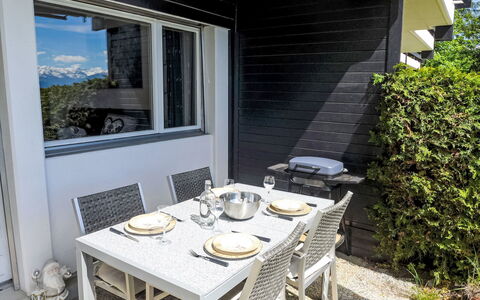 Les Essampilles 25: Tavolo, Tavola, Mobilia, Proprietà, Pianta, Interior Design, Sedia, Shade, Legna, Dishware