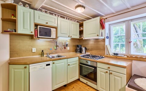 Sunny Slope & Sauna: Cucina, Legna, Interior Design, Cabinetry, Elettrodomestico Da Cucina, Controsoffitto, Apparecchio Major, Pavimentazione, Pavimento, Cassetto
