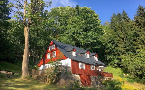 Sunny Slope & Sauna: Pianta, Cielo, Costruzione, Nube, Albero, Paesaggio Naturale, Casa, Lotto, Villetta, Erba