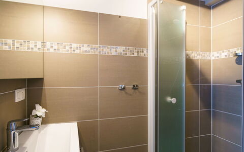 La Petite Iroise: Costruzione, Bagno, Doccia, Pavimento, Pavimentazione, Doccia Porta, Soffione Doccia, Idraulico Fixture, Idraulico