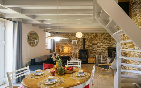 La Petite Iroise: Tavolo, Mobilia, Proprietà, Sedia, Divano, Legna, Illuminazione, Interior Design, Pavimento, Pavimentazione