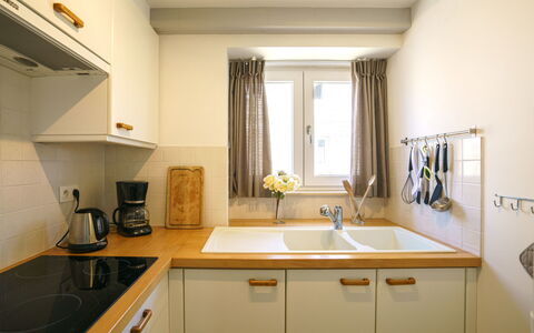 La Petite Iroise: Cabinetry, Lavandino Della Cucina, Lavello, Proprietà, Controsoffitto, Rubinetto, Idraulico Fixture, Finestra, Legna, Interior Design