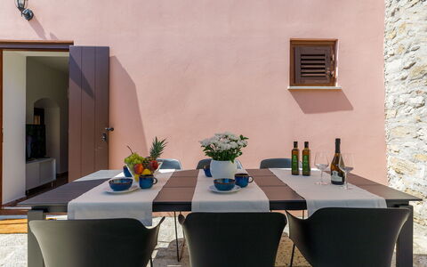 Negri: Nube, Cielo, Costruzione, Tavola, Azzurro, Pianta, Sedia, Tavolo, Condominio, Portico