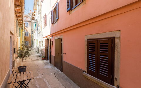 Negri: Nube, Cielo, Costruzione, Tavola, Azzurro, Pianta, Sedia, Tavolo, Condominio, Portico