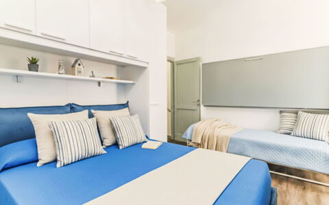 Baia Blu: Mobilia, Interior Design, Pavimentazione, Camera Da Letto, Pavimento, Letto, Camera, Tessile, Appartamento, Casa