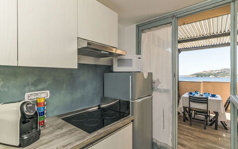 Baia Blu: Appartamento, Apparecchio Major, Cucina, Color Legno, Latifoglie, Cabinetry, Alluminio, Balcone, Controsoffitto, Elettrodomestico Da Cucina